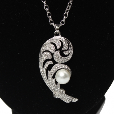 Halskette mit Anhänger mit Strass Steinen und großer Perle - Silber