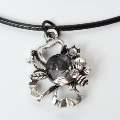 Choker Kropfband mit Biene auf Strass Blumen Anhänger - 2