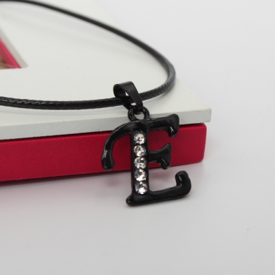 Halskette mit Strass Buchstaben Anhänger Schwarz  Buchstabe E - Buchstabe E