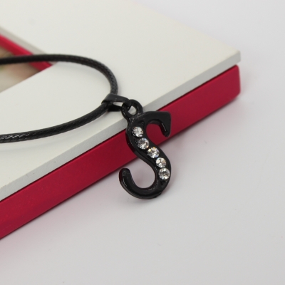 Halskette mit Strass Buchstaben Anhänger Schwarz  Buchstabe S - Buchstabe S