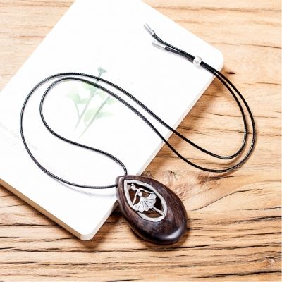 Halskette Sandelholz mit Ballerina Anhänger Handarbeit