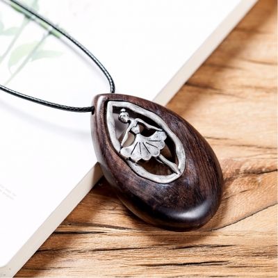 Halskette Sandelholz mit Ballerina Anhänger Handarbeit - 2