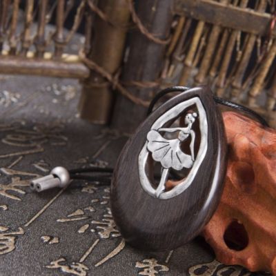 Halskette Sandelholz mit Ballerina Anhänger Handarbeit - 3