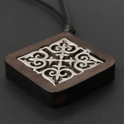 Halskette Sandelholz mit Ornamenten Anhänger Handarbeit - 2