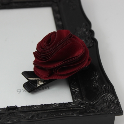 Rosen Haarklammer Blüten in der Farbe Bordeaux