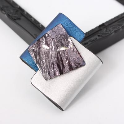 Brosche Handarbeit mit Großem Strassstein