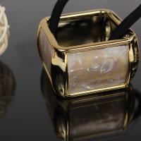 Haarring Quadratisch Marmor-Look in Creme